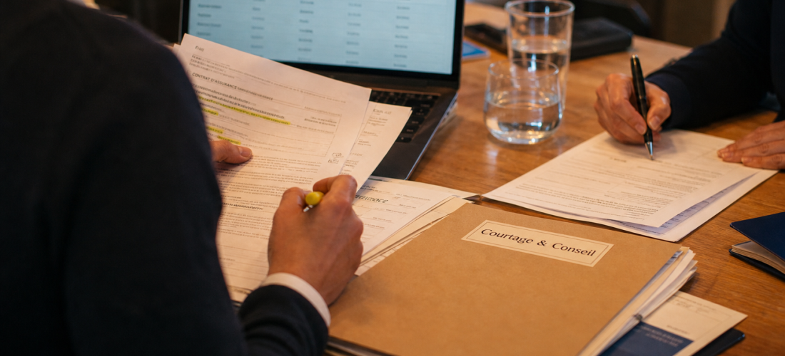Courtage définition : courtier aide client à signer un contrat d’assurance et crédits
